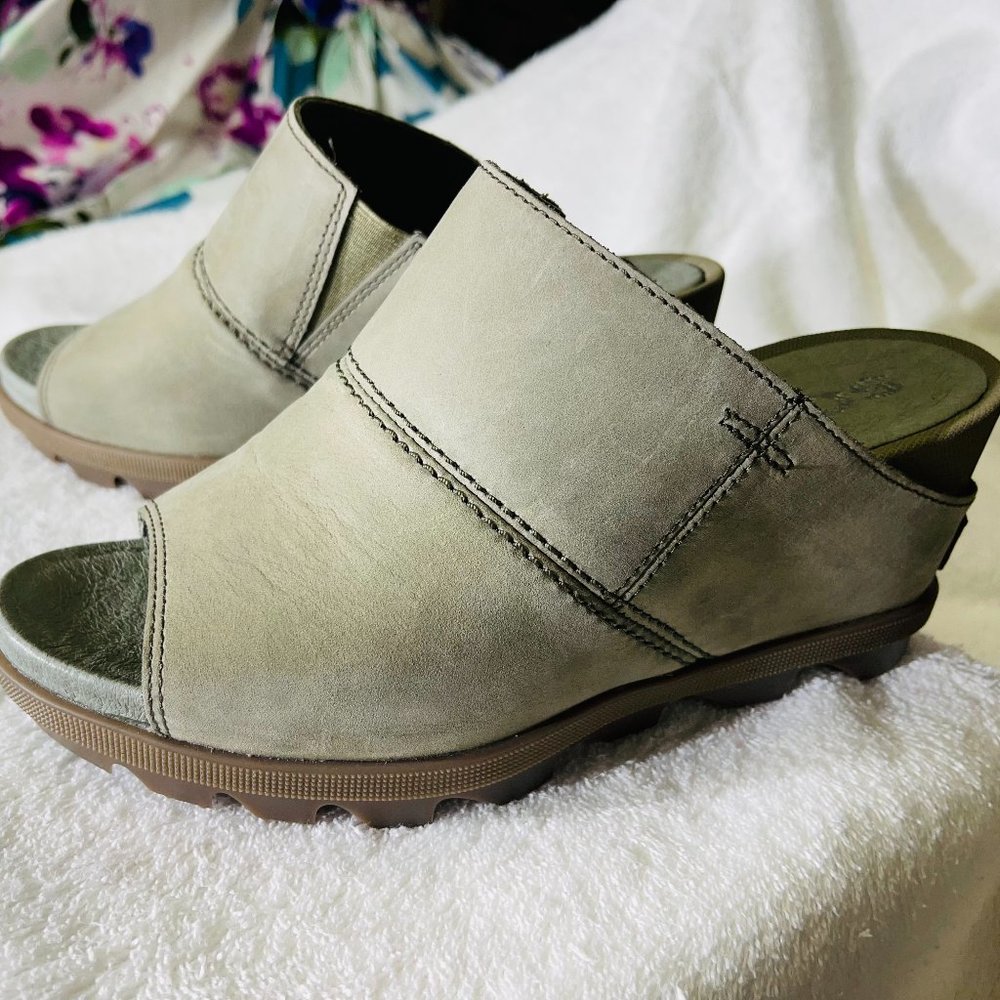 Sorel Joanie II Leather Slide Wedge Sandal- Taupe colored - Size 7.5